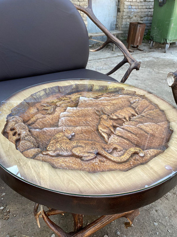 Фото Стол на ножке из рога оленя