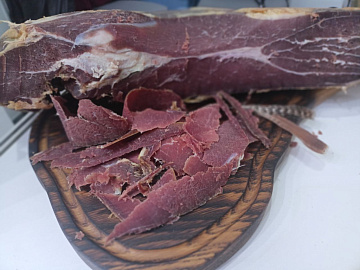 Фото Сыровяленый окорок кабана на кости (хамон)